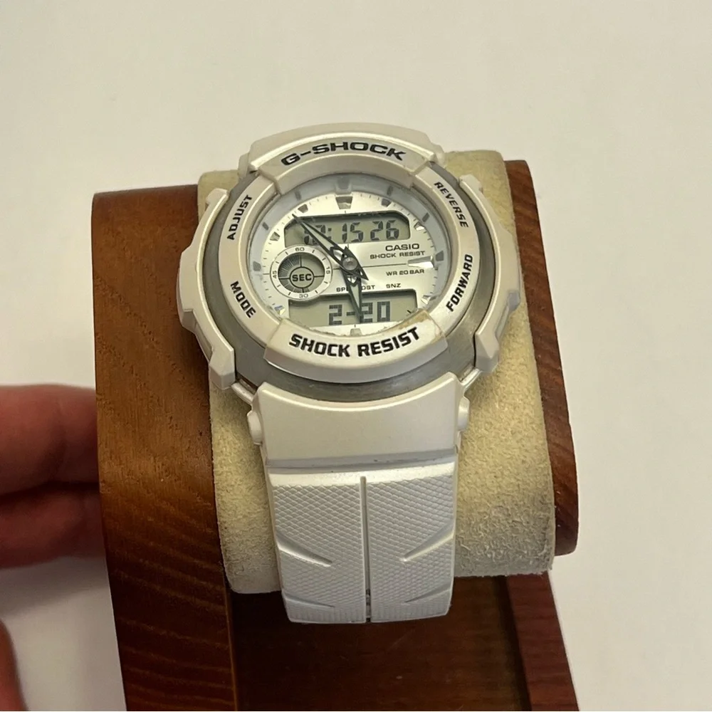 G-Shock‎ G-300LV-7A White Resin Digital